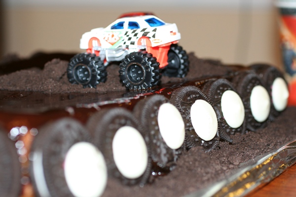 Monster-Truck-Cake_wheels.jpg