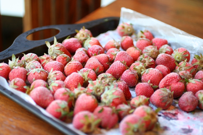 how-to-freeze-strawberries-pan